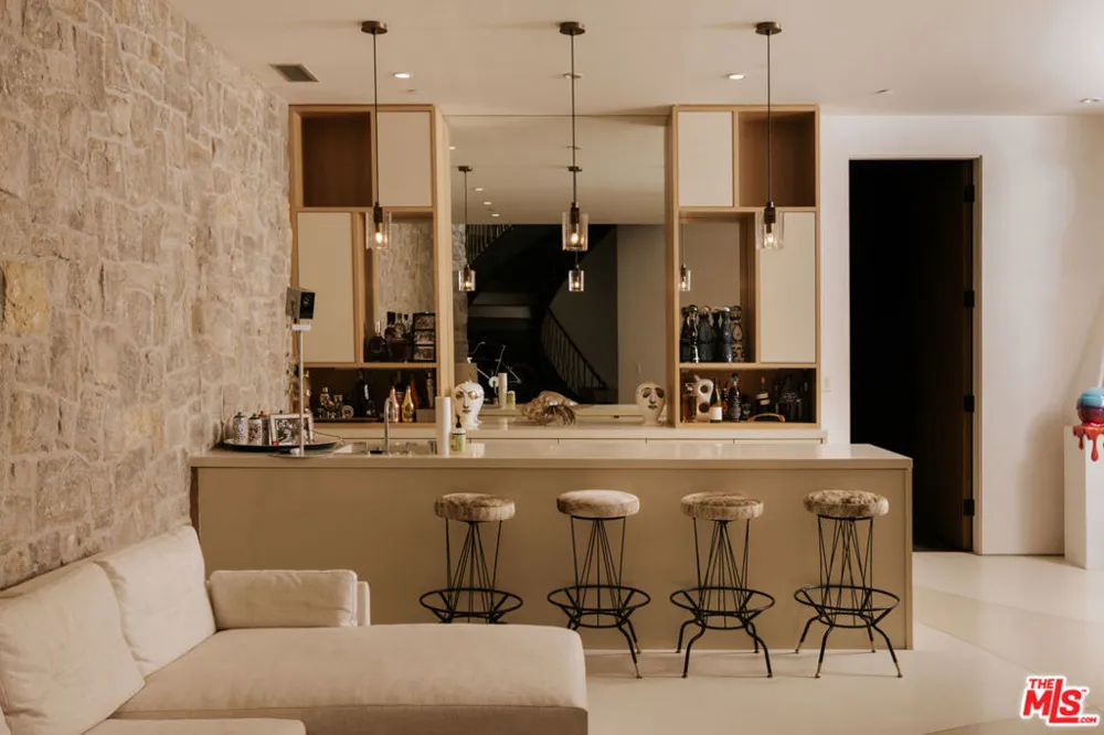 9233 Swallow Drive West Hollywood, CA 90069