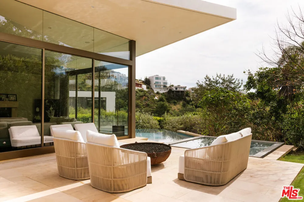 9233 Swallow Drive West Hollywood, CA 90069