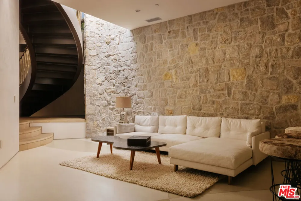 9233 Swallow Drive West Hollywood, CA 90069