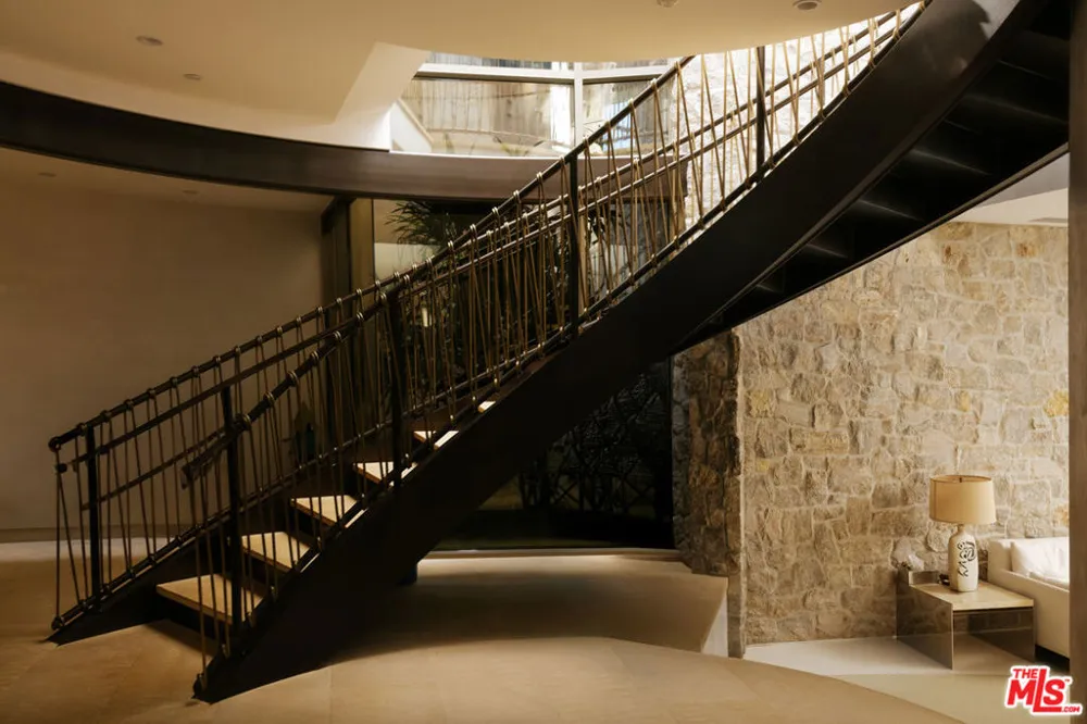 9233 Swallow Drive West Hollywood, CA 90069