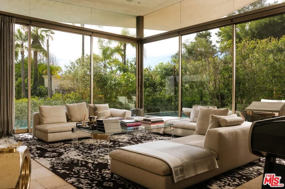 9233 Swallow Drive West Hollywood, CA 90069