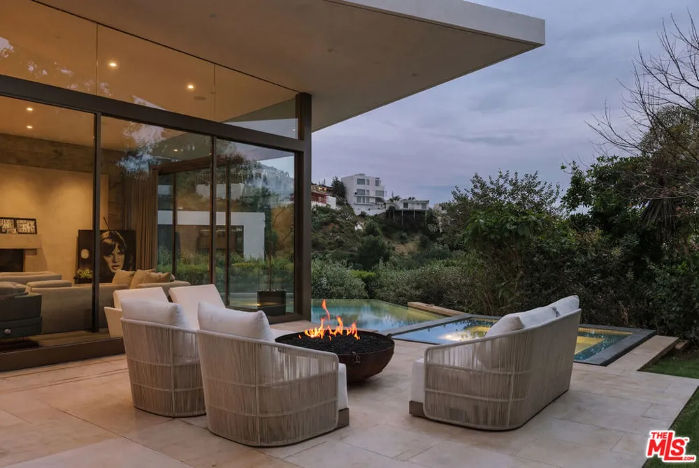 9233 Swallow Drive West Hollywood, CA 90069