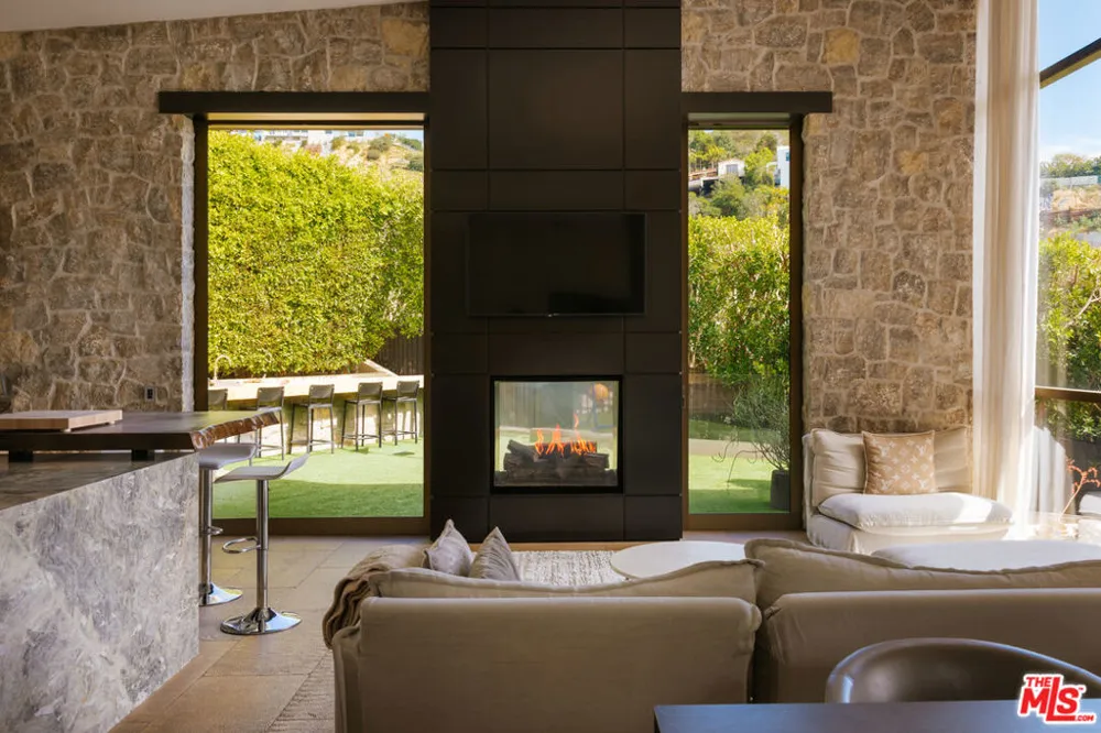 9233 Swallow Drive West Hollywood, CA 90069