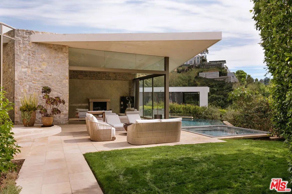 9233 Swallow Drive West Hollywood, CA 90069
