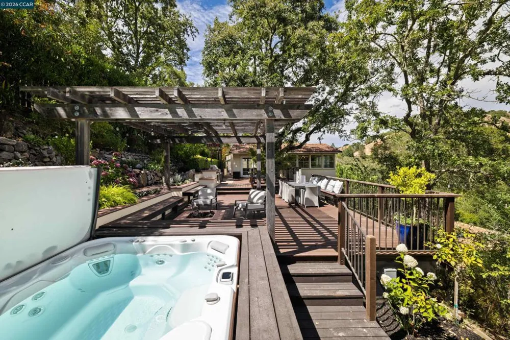 60 Tarry Ln Orinda, CA 94563