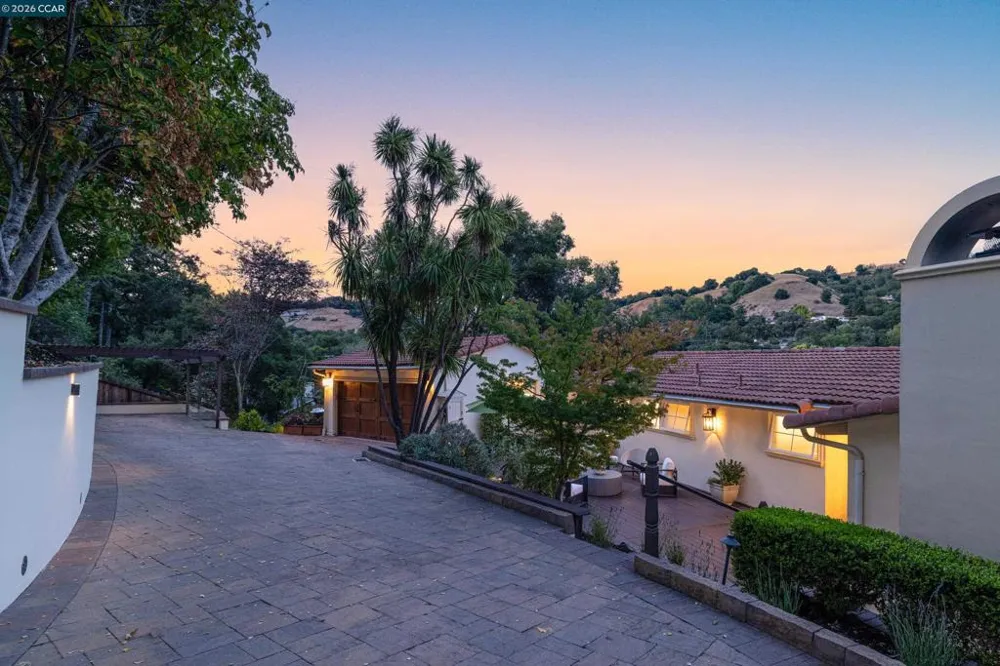 60 Tarry Ln Orinda, CA 94563