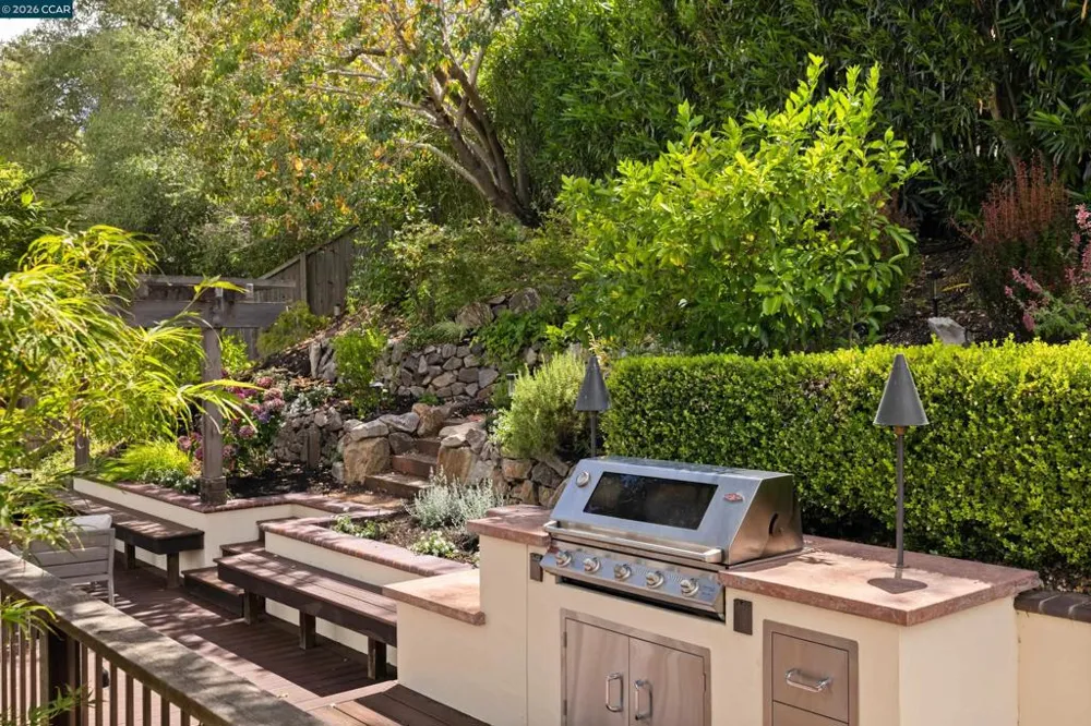 60 Tarry Ln Orinda, CA 94563