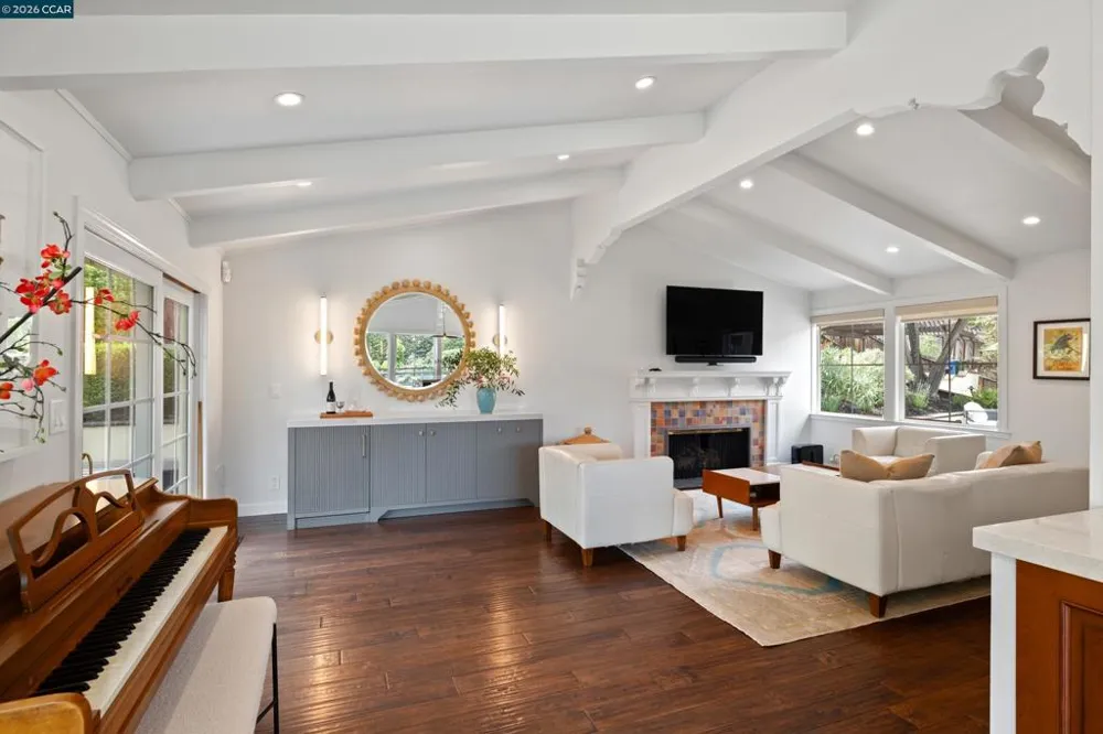60 Tarry Ln Orinda, CA 94563