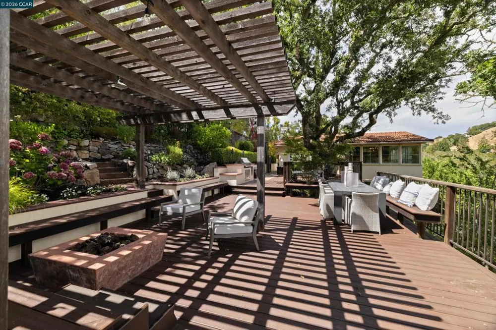 60 Tarry Ln Orinda, CA 94563