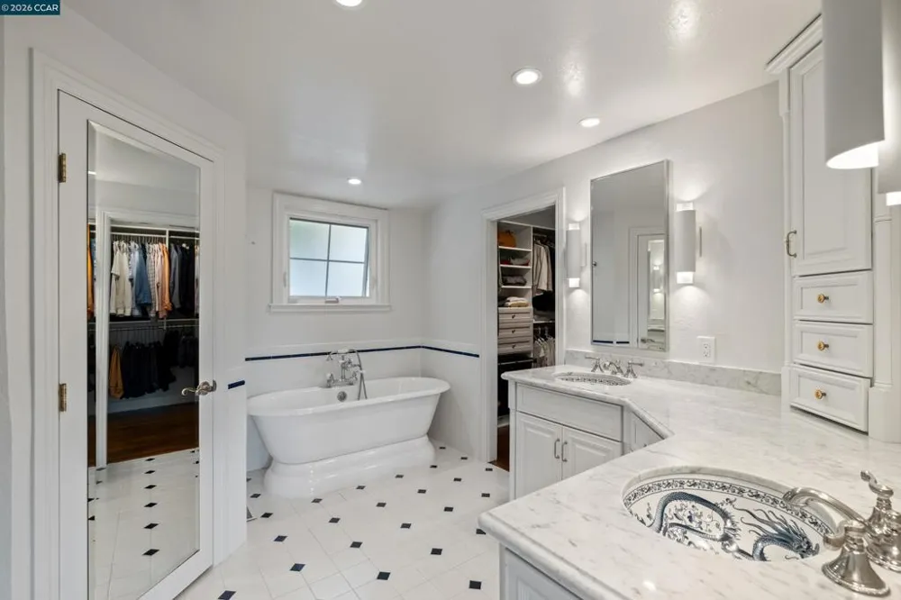 60 Tarry Ln Orinda, CA 94563