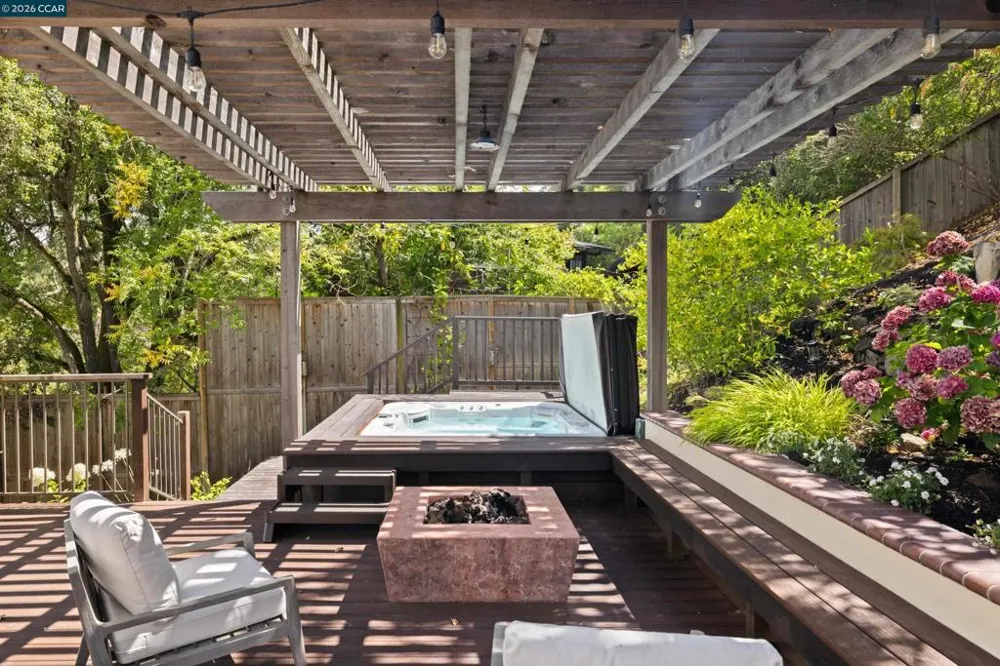 60 Tarry Ln Orinda, CA 94563