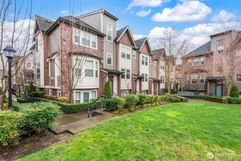 1321 Greenwish Walk NE