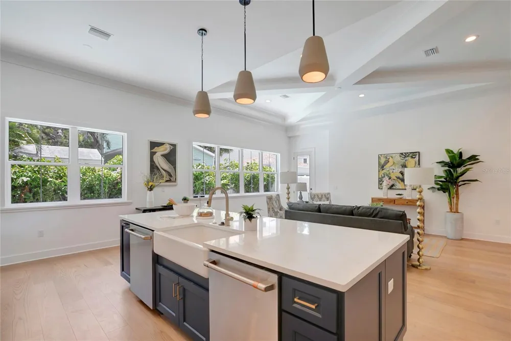 3106 W COACHMAN AVENUE Tampa, FL 33611
