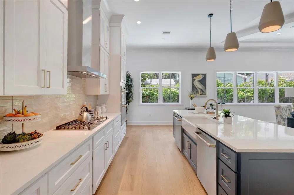 3106 W COACHMAN AVENUE Tampa, FL 33611