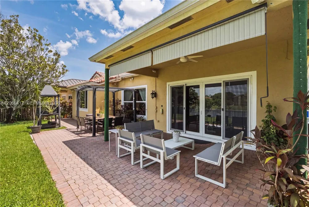 1032 NW 139th Ter Pembroke Pines, FL 33028