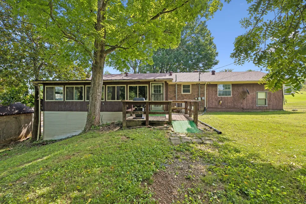 148 Maple St Gordonsville, TN 38563