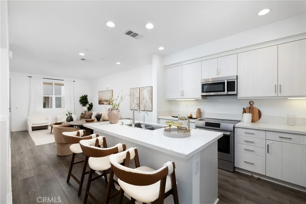 419 Falcon Place Covina, CA 91723