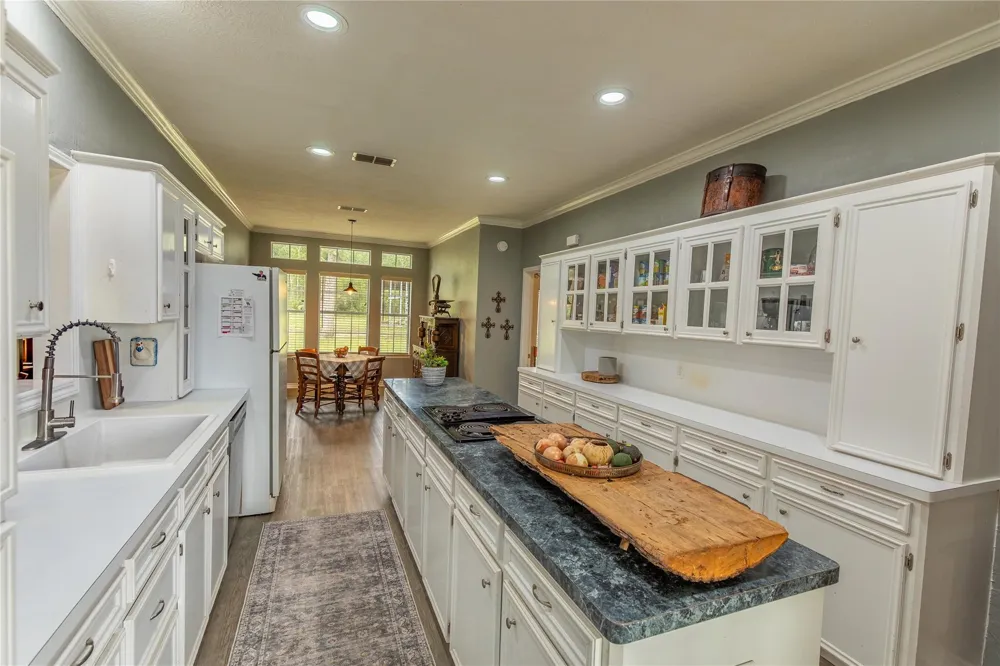 601 Piney Creek Road Bellville, TX 77418