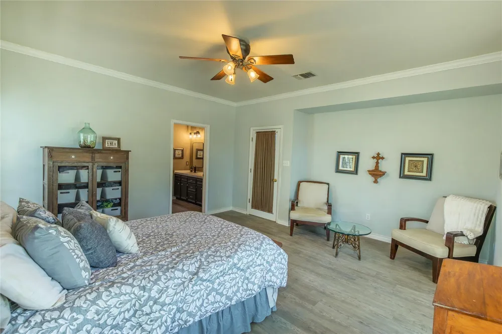 601 Piney Creek Road Bellville, TX 77418