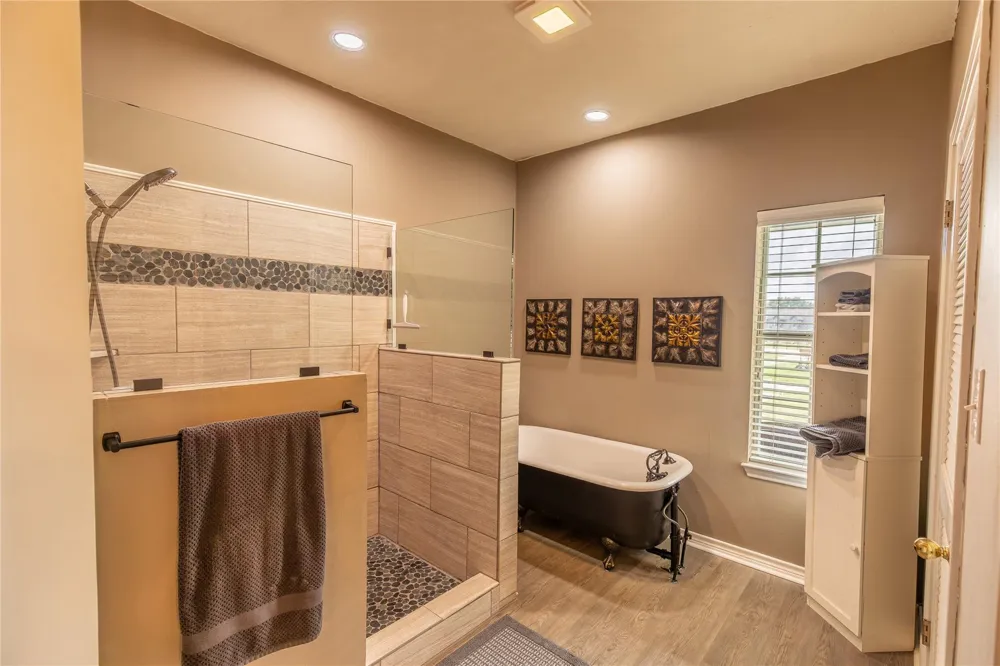 601 Piney Creek Road Bellville, TX 77418