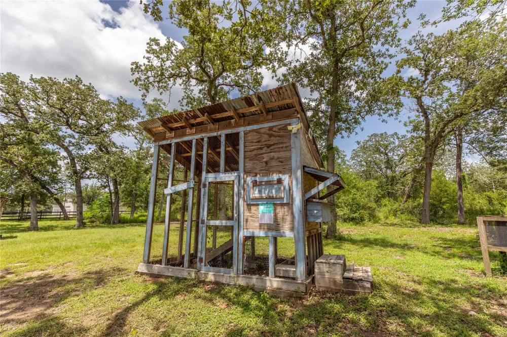 601 Piney Creek Road Bellville, TX 77418