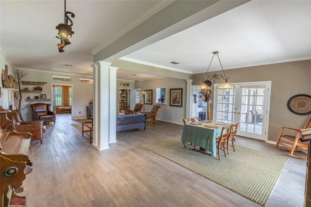 601 Piney Creek Road Bellville, TX 77418