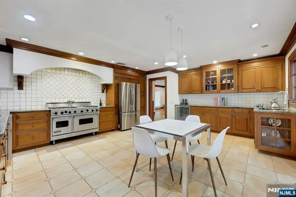 285 Arch Road Englewood, NJ 07631