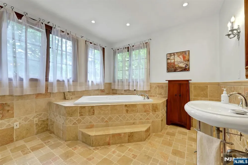 285 Arch Road Englewood, NJ 07631