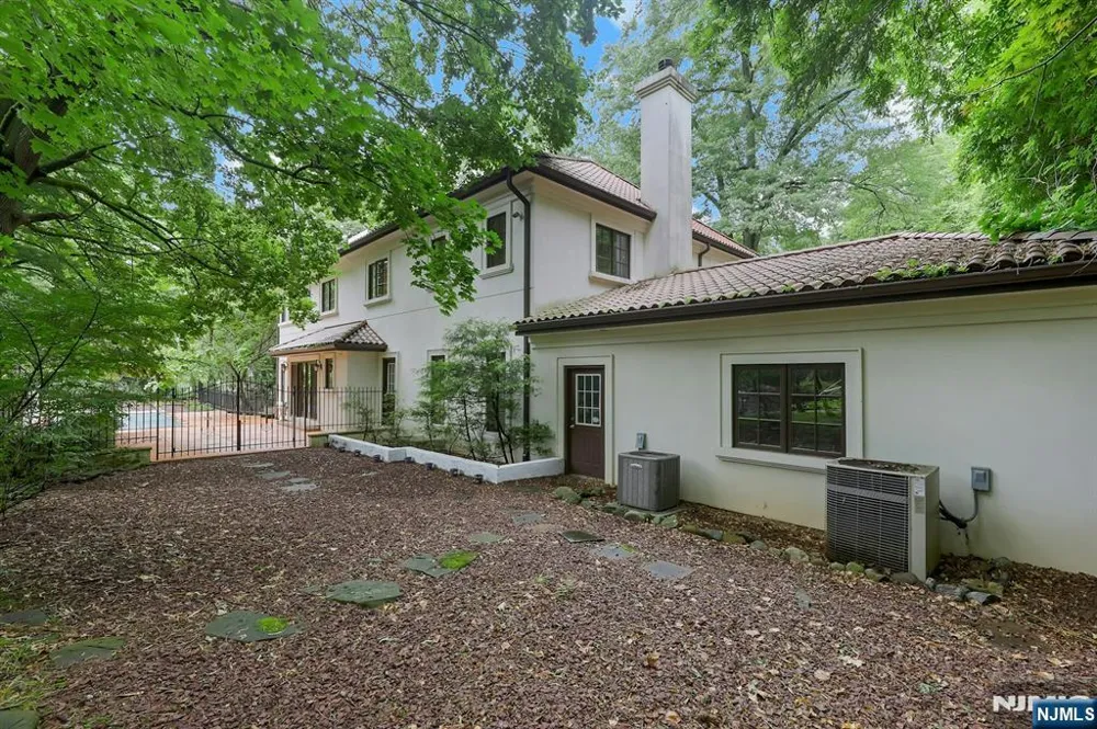 285 Arch Road Englewood, NJ 07631