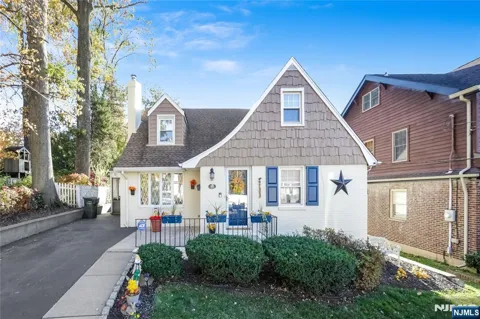 81 W Gouverneur Avenue