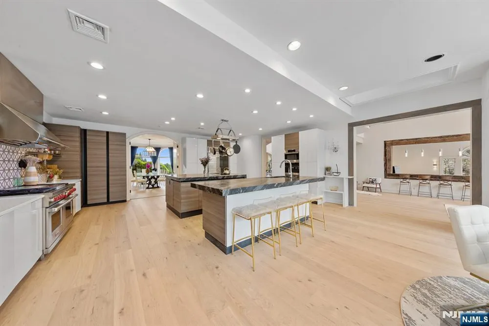 142 Hoover Drive Cresskill, NJ 07626