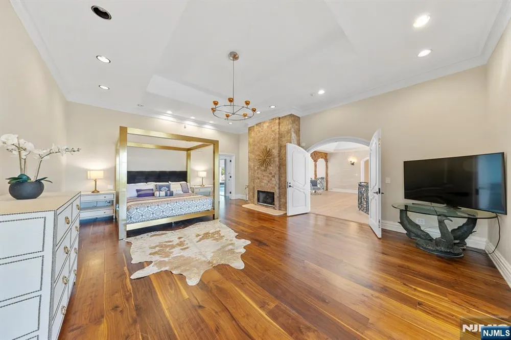 142 Hoover Drive Cresskill, NJ 07626