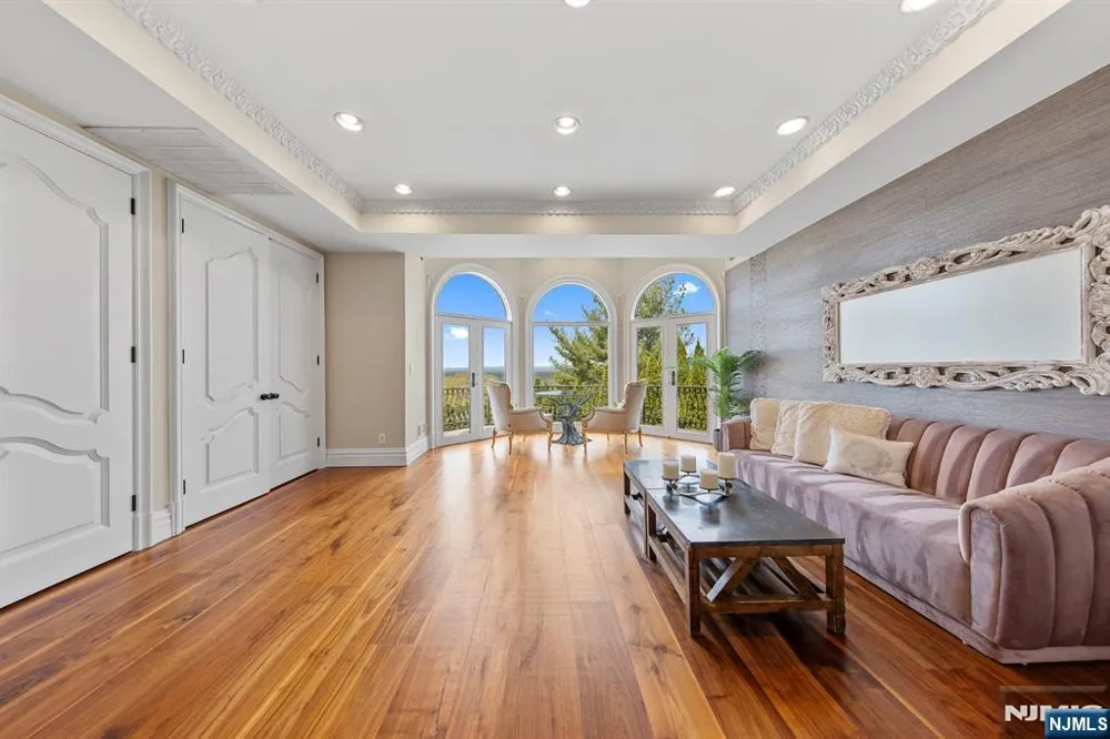 142 Hoover Drive Cresskill, NJ 07626