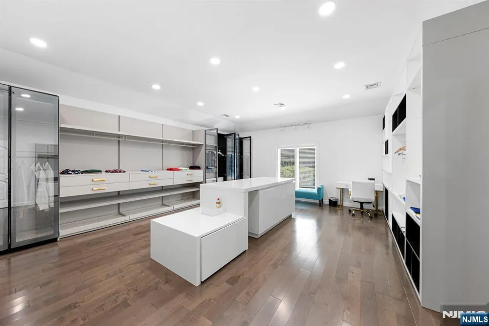 142 Hoover Drive Cresskill, NJ 07626