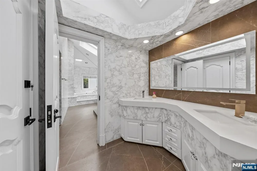 142 Hoover Drive Cresskill, NJ 07626