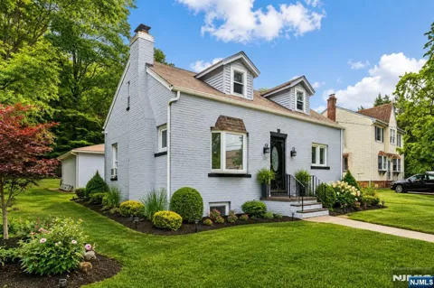 122 Garside Avenue