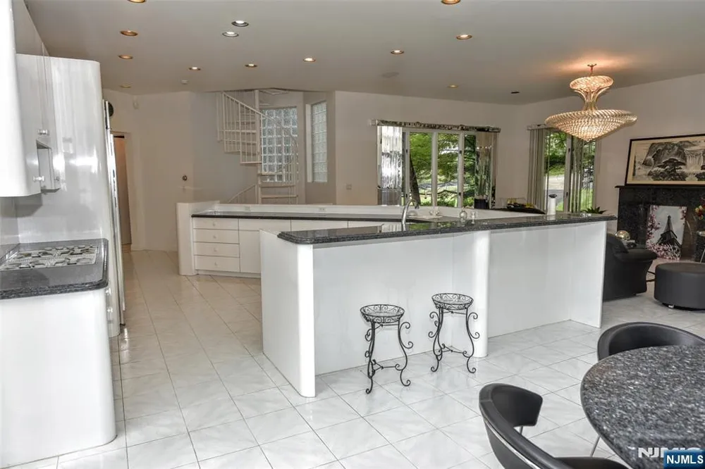 20 Burning Hollow Road Saddle River, NJ 07458
