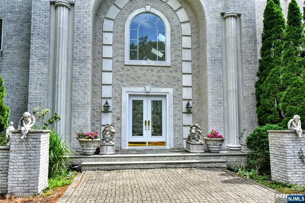 20 Burning Hollow Road Saddle River, NJ 07458
