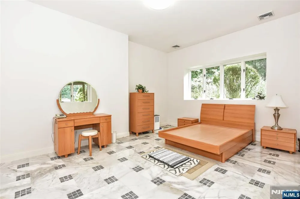 20 Burning Hollow Road Saddle River, NJ 07458