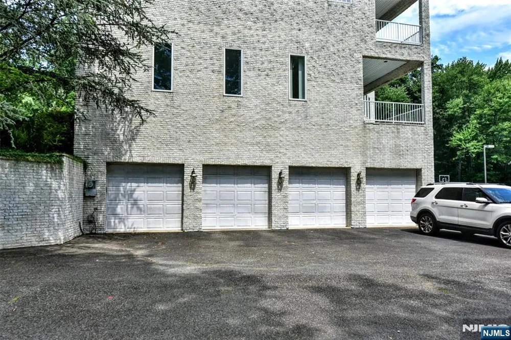 20 Burning Hollow Road Saddle River, NJ 07458