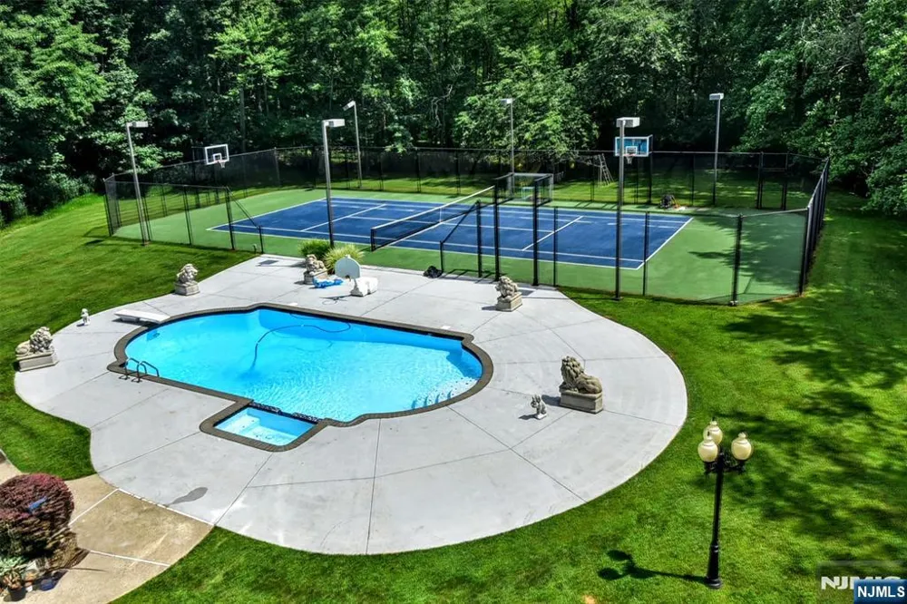 20 Burning Hollow Road Saddle River, NJ 07458