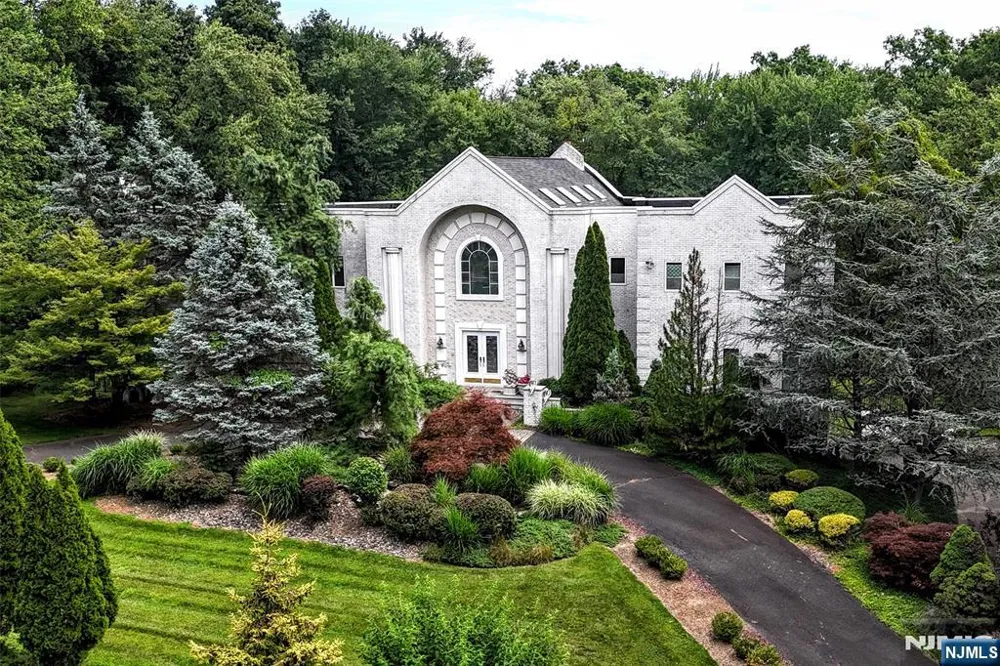 20 Burning Hollow Road Saddle River, NJ 07458