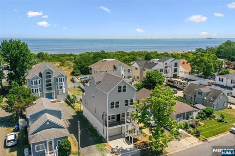 95 Seabreeze Avenue