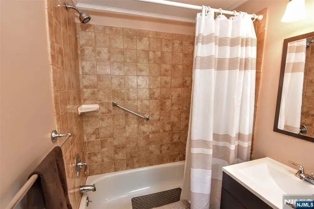 7 Lafayette Place Waldwick, NJ 07463