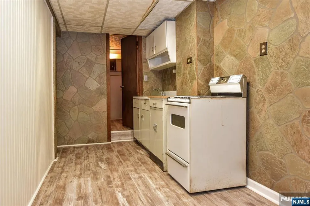 7 Lafayette Place Waldwick, NJ 07463