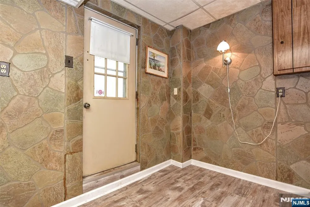 7 Lafayette Place Waldwick, NJ 07463