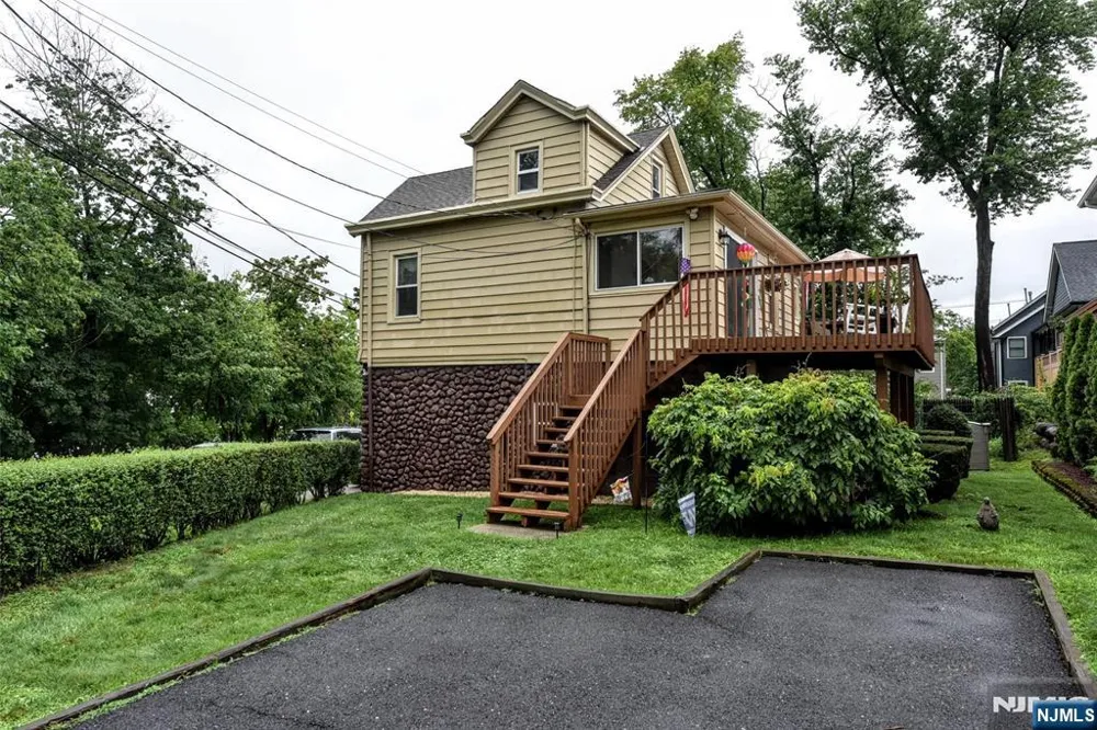 7 Lafayette Place Waldwick, NJ 07463