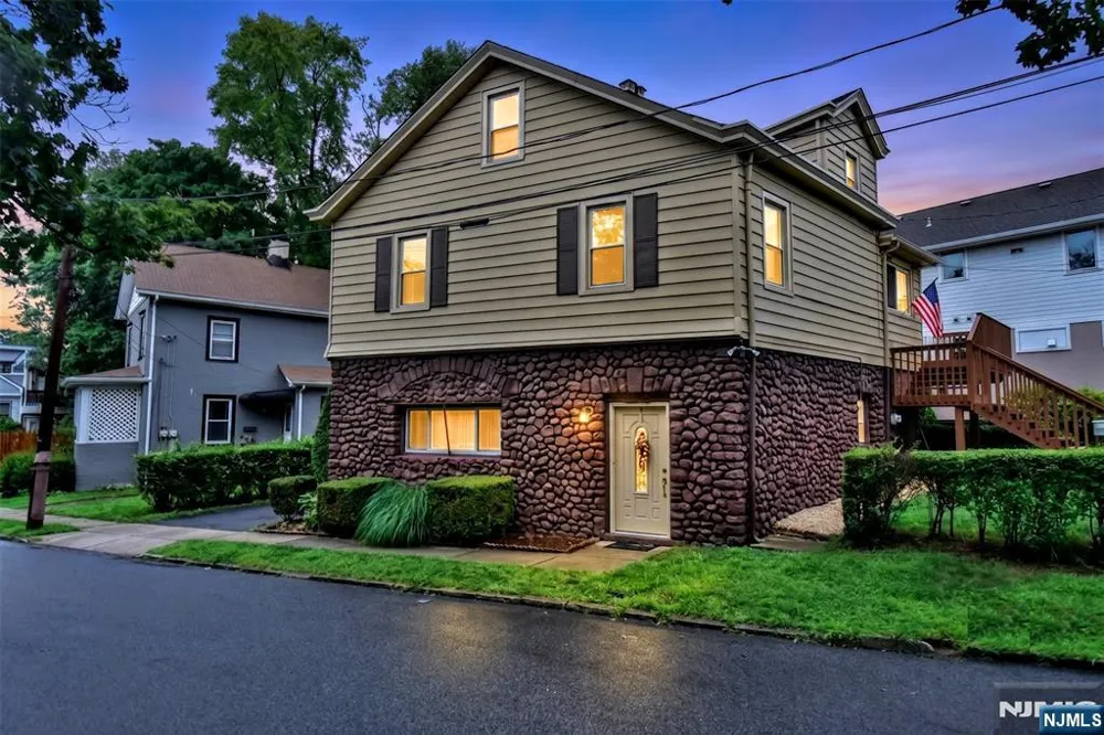 7 Lafayette Place Waldwick, NJ 07463