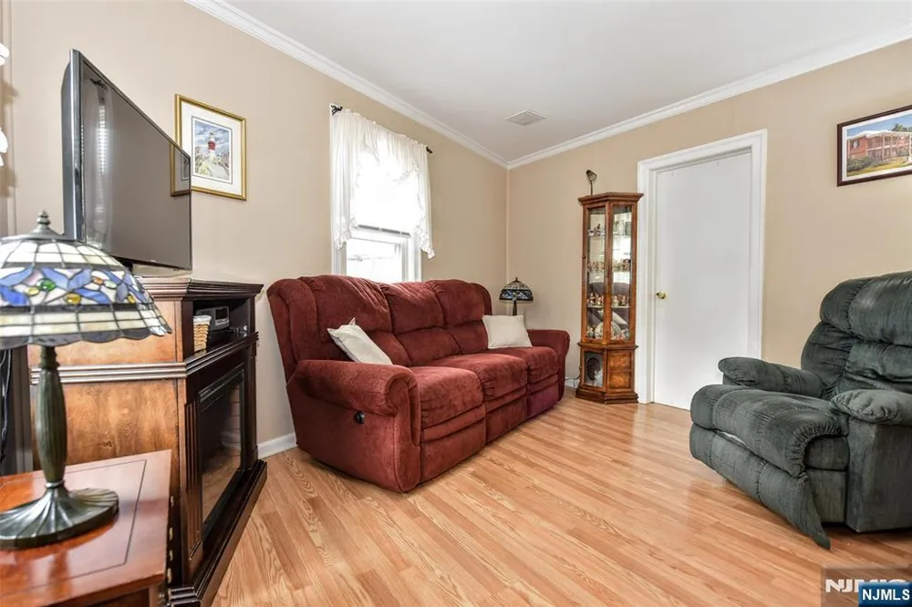 7 Lafayette Place Waldwick, NJ 07463