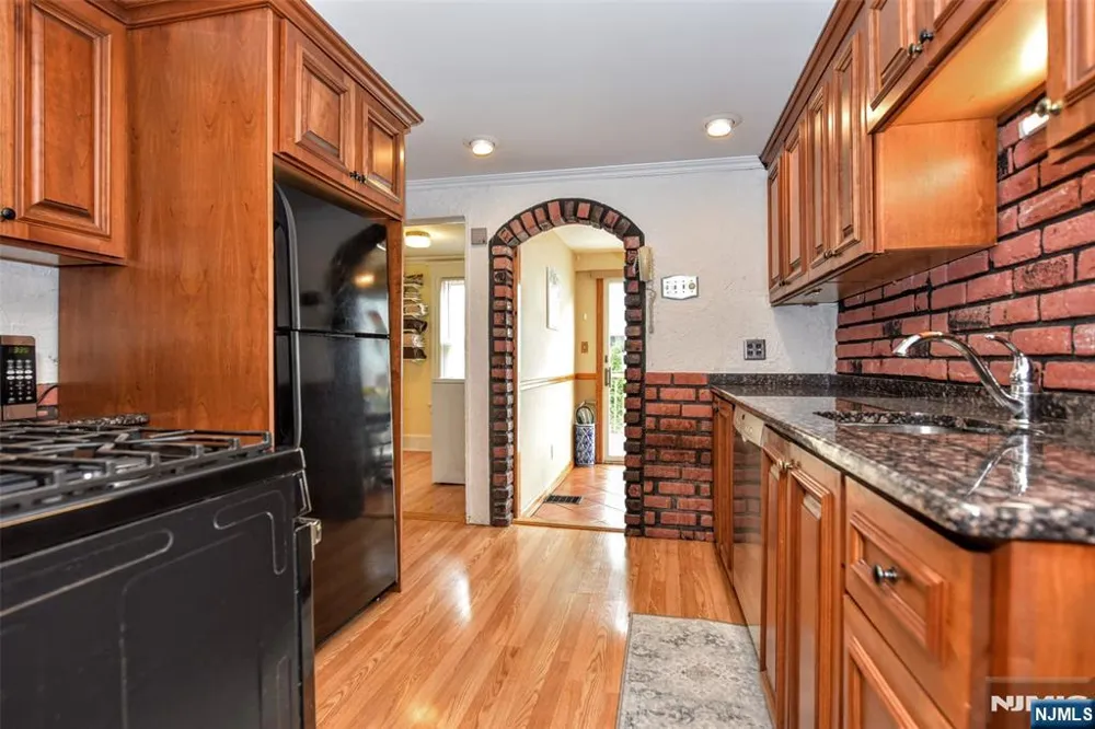 7 Lafayette Place Waldwick, NJ 07463